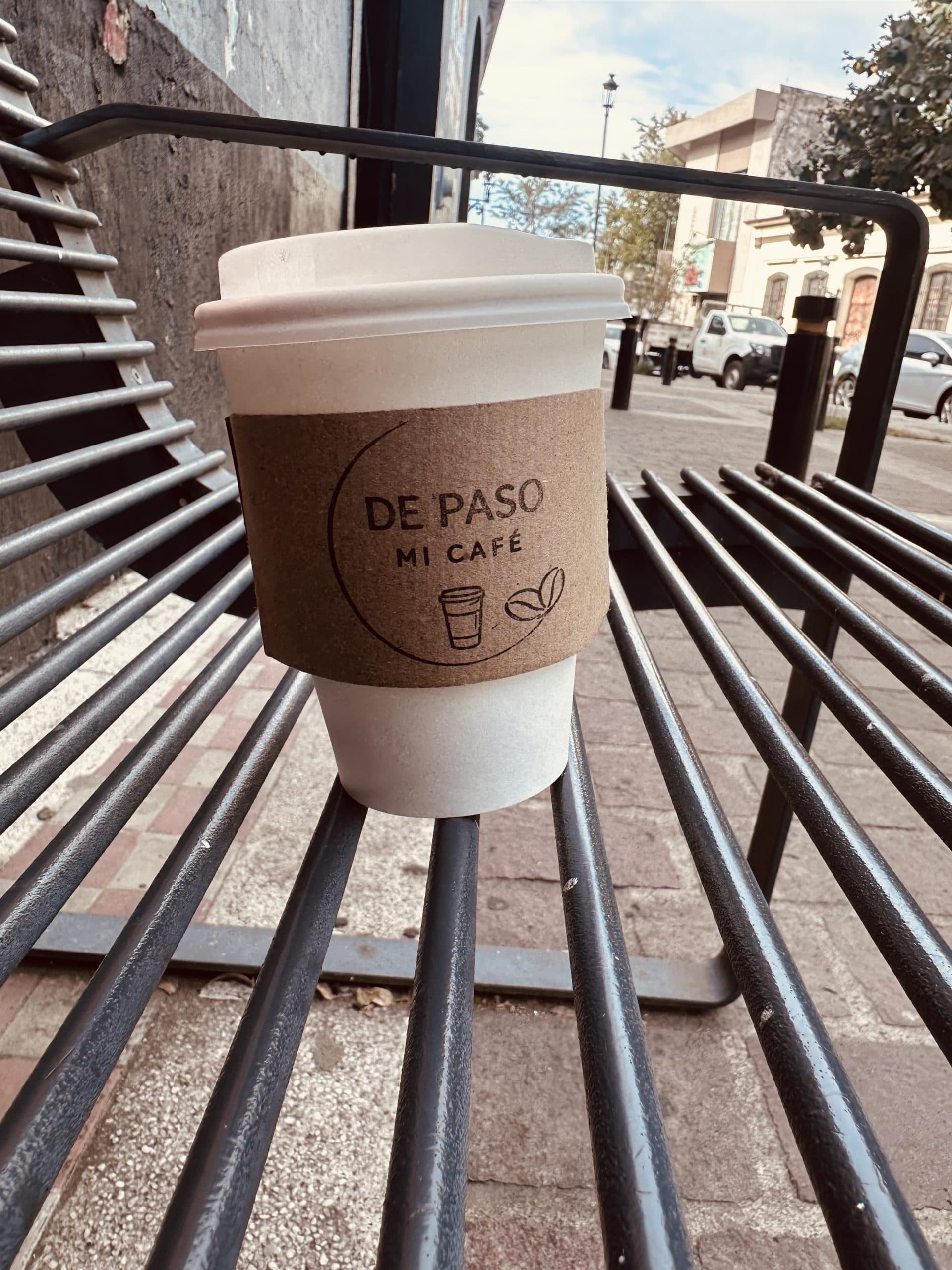 Interior del cafe con barra de servicio