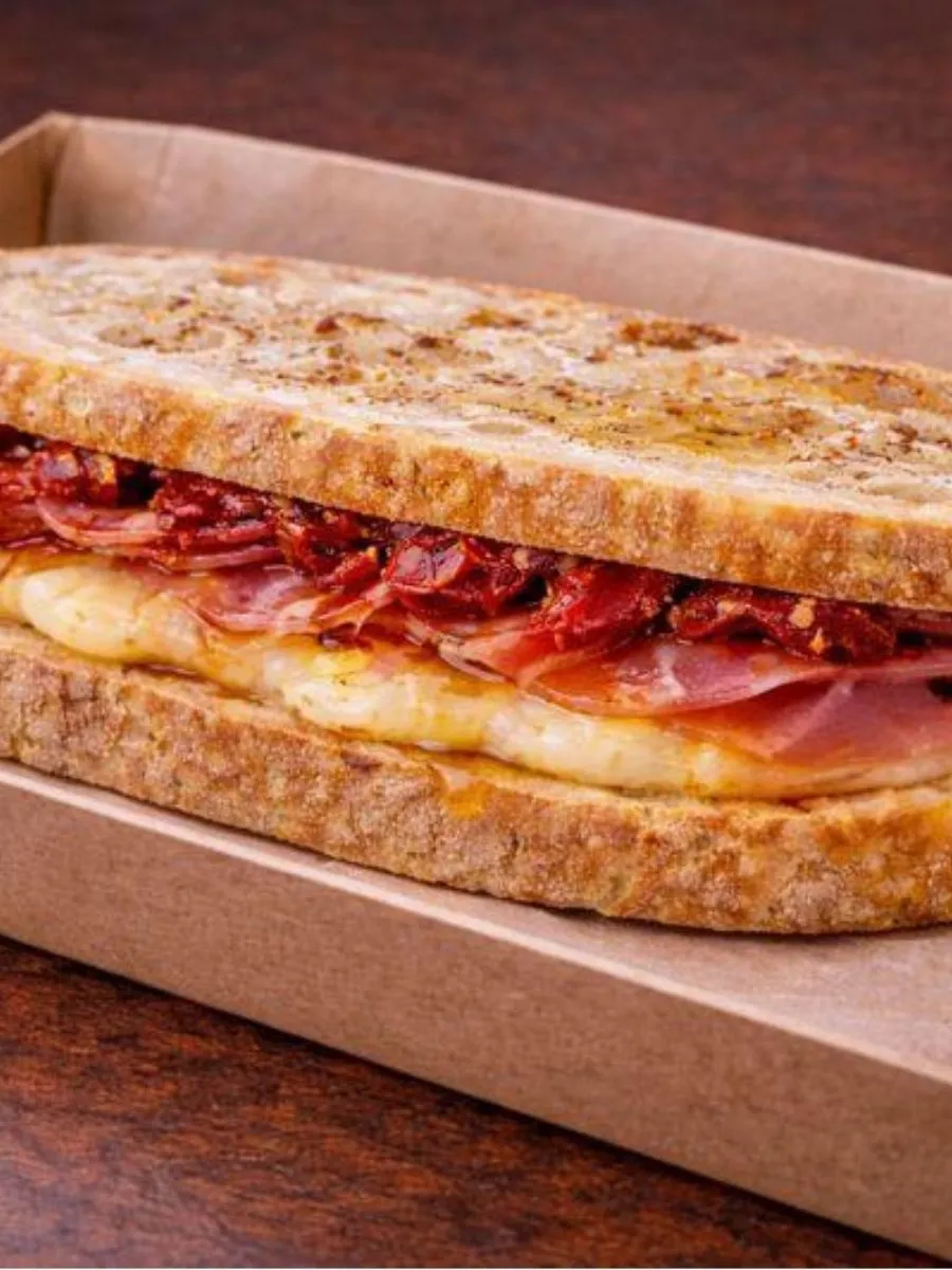 Emparedado de jamón serrano